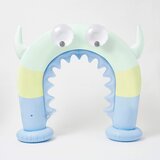 Sunnylife napihljiva igrača giant sprinkler monty the monster | Shoptok.si