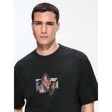 Reserved Comfort majica kratkih rukava s printom - prljavozeleno | shoptok.hr