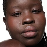 MAC Cosmetics Powder Kiss Lip + Cheek Mousse multifunkcionalna šminka za usne i lice nijansa Date-Maker 5 ml | shoptok.hr
