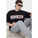 Trendyol Men's Black Oversize/Wide-Fit Fluffy Brooklyn City-Text Print 100% Cotton T-Shirt Cene