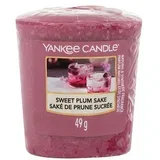 sweet Plum Sake dišeča svečka 49 g unisex