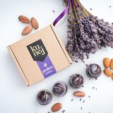 KUNEJ VINO & ČOKOLADA D.O.O. Bonboniera 2×2, pralineji iz temne čokolade s sivko in mandlji Cene