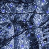  Božićne LED lampice s flash efektom – 300 lampica, hladno bijela + plavo bljeskanje | shoptok.hr
