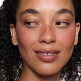 MAC Cosmetics Skinfinish Colourstruck rdečilo odtenek Raizin The Roof 4.5 g | Shoptok.si