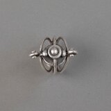  Prsten s cvjetnim motivom i kuglicom u sredini, srebrne boje | shoptok.hr