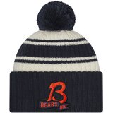 New Era Chicago Bears 2022 Official Sideline Sport Cuffed Pom zimska kapa | shoptok.hr