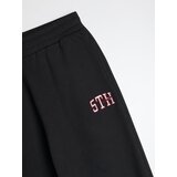 Sinsay Dres hlače jogger s izvezenim natpisom 5th Avenue | shoptok.hr