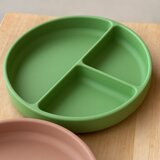 Petite&Mars Silikonski okrugli tanjur s odjeljcima i vakuumom 6 m+ Take&Match, Frosted Sky | shoptok.hr