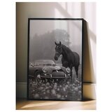 Wallxpert uramljena slika 115225, crni konj i klasični kabriolet u magli, crno-belo, 30 x 40 cm, crni ram u