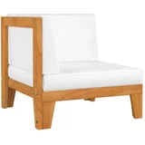  Sekcijski kotni kavč in kremno bele blazine trakacijev les