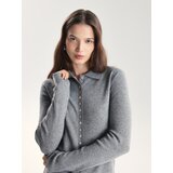 Reserved Džemper s ukrasnim gumbima - srednjesivo | shoptok.hr