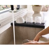 Joseph Joseph Siv plastičen nastavljiv odcejalnik za pomivalno korito 43x13 cm Platform – | Shoptok.si