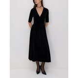 Reserved Haljina od velura s pliseom - crno | shoptok.hr
