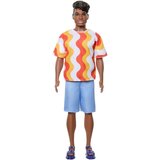 Barbie Mattel Ken lutka - Fashionistas #220 Lutka temne polti z slušnimi pripomočki za ušesom, oblečena v oranžno majico in žele sandale (HRH23), (22103148) Cene