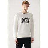 Avva Men's White Crew Neck 3 Thread Fleece Hologram Printed Standard Fit Regular Fit Sweatshirt Cene