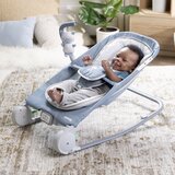 Kids II INGENUITY LEZALJKA HAPPY BELLY™ CHAMBRAY 0-6m (SA MASAZEROM ZA GRCEVE) | ePonuda.com
