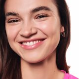 Essence All About Soft Glow! transparentni fiksacijski puder za osvetlitev kože 8 g | Shoptok.si