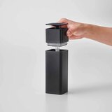 YAMAZAKI Crni plastičan dozator sapuna s postavljanjem bez bušenja 230 ml Film Hook – | shoptok.hr