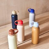 OYOY Living Design Rjava steklenica za vodo za na pot iz nerjavečega jekla Pullo – | Shoptok.si