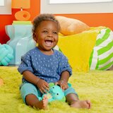 Bright Starts Tug Tunes viseća igračka kontrastnih boja s melodijom 1 kom | shoptok.hr