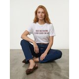 Sinsay Chino traperice kroja mom fit s remenom i udjelom viskoze | shoptok.hr