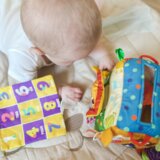 Woopie senzorna plišana kutija s maramicama, zvečkom i ogledalom | shoptok.hr