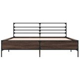  Posteljni okvir dimljeni hrast 150x200 cm inž. les in kovina | Shoptok.si