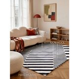 Elle Decoration Črno-bela ročno tkana volnena preproga 160x230 cm Stryve Flux – | Shoptok.si