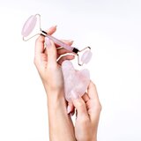 Notino Skincare Tools Rose Quartz Massage Roller and Gua Sha valjak za masažu za lice i pomagalo za masažu Rose Quartz | shoptok.hr