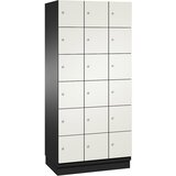 C+P omara cambio s predelki z zaklepanjem in vrati iz hpl, 18 predelkov, korpus črno siv / vrata bela, širina 900 mm | Shoptok.si