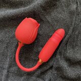 Sensation Luxe Ruža multifunkcionalni vibrator sa usisavanjem i penetrirajućim dodatkom