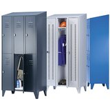 Wolf Garderobna omara s poševnim vrhom, polvisoki predelki, skupna širina 1200 mm, 8 predelkov, modro siva RAL 7031 | Shoptok.si