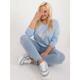 Fashion Hunters A light blue blouse in a larger size with cuffs cene