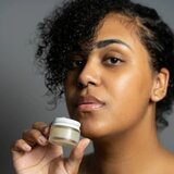 Glov zaglašujući i hidratantni puter za usne 15ml | ePonuda.com