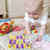 Woopie senzorna plišana kutija s maramicama, zvečkom i ogledalom | shoptok.hr