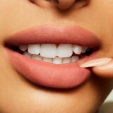 Mac Powder Kiss Liquid tekući ruž s mat efektom 5 ml nijansa 984 Billion $ Smile | shoptok.hr