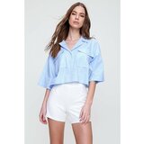 Trend Alaçatı Stili Women's Blue Envelope Pocket Crop Poplin Shirt Cene