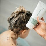 Naïf® Baby & Kids Nourishing Shampoo hranilni šampon za otroško lasišče 200 ml | Shoptok.si