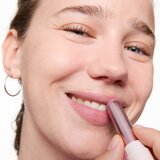 Essence Blur Soufflé balzam za toniranje za usne s mat efektom nijansa 04 Nude Mauve 3 g | shoptok.hr