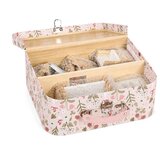 ECO TOYS Lesena hi&amp;scaron;ica za punčke v prenosni torbi, set 20 dodatkov Slike