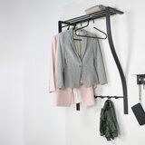Spinder Design Črn kovinski stenski obešalnik s polico Carve – | Shoptok.si