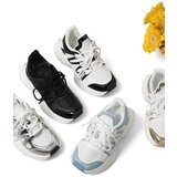 Resti Women's sporty sneakers on a thicker sole Loness | ePonuda.com