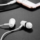 hoco. Slušalke z mikrofonom, 3.5 mm, dolžina kabla 1.2 met, bele - M34 Honor White | Shoptok.si