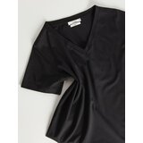 Reserved majica z v-izrezom - črna | Shoptok.si