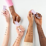 Essence SKIN tint lahki vlažilni tekoči puder SPF 30 odtenek 110 30 ml | Shoptok.si