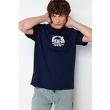 Trendyol Navy Blue Men's Relaxed/Casual Cut Crew Neck Fluffy Landscape Printed 100% Cotton T-Shirt Cene