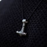 Epic Fantasy Shop Mjolnir ogrlica sa crnim kanapom | ePonuda.com