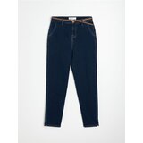 Sinsay Chino traperice kroja mom fit s remenom i udjelom viskoze | shoptok.hr