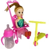 Magic Toys Lutka Katie: Sandra s pink otroškim vozičkom, skirojem in otroško stekleničko 10 cm velika Cene