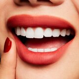 Mac Powder Kiss Liquid šminka z mat učinkom tekoče rdečilo za ustnice šminka 5 ml odtenek 991 Devoted To Chili za ženske | Shoptok.si